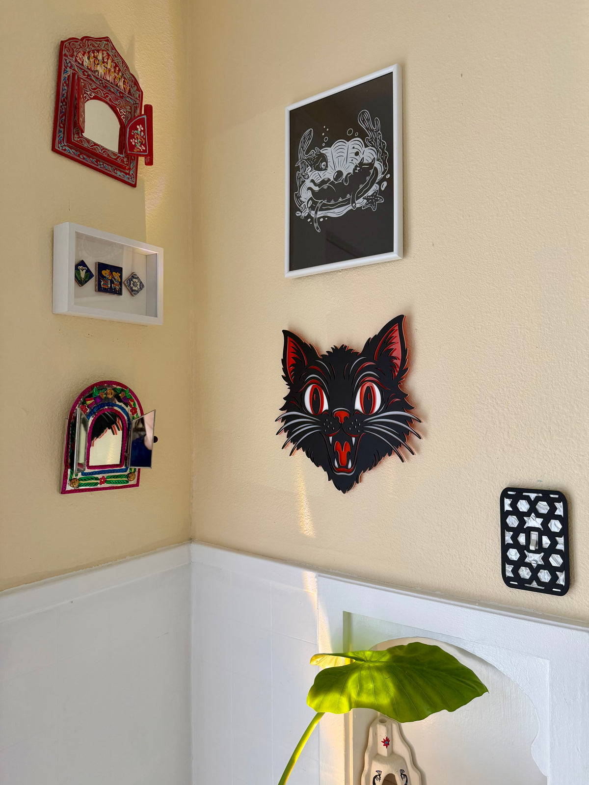 Scaredy Cat Wall Hang (11.5 x 11.5 in)